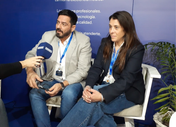Doctor Hipólito Scandizzi y Sofía Italiano, responsable de Comunicación de la institución